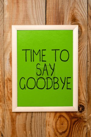 Foto de Exhibición conceptual Hora de decir adiós, acercamiento del negocio que hace una oferta despedida hasta que nos veamos otra vez - Imagen libre de derechos