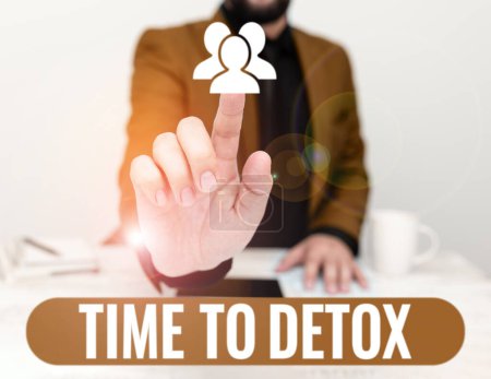 Téléchargez les photos : Writing displaying text Time To Detox, Business concept Moment for Diet Nutrition health Addiction treatment cleanse - en image libre de droit