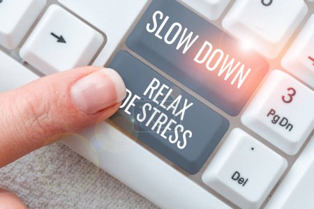 Téléchargez les photos : Text showing inspiration Slow Down Relax De Stress, Business idea Have a break reduce stress levels rest calm - en image libre de droit