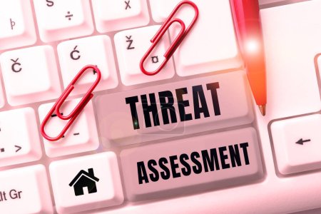 Foto de Conceptual caption Threat Assessment, Internet Concept determine la gravedad de una amenaza potencial - Imagen libre de derechos