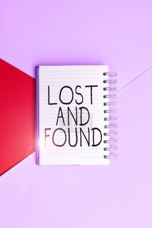 Téléchargez les photos : Panneau affichant Lost And Found, Concept signifiant Lieu où vous pouvez trouver des choses oubliées Service de recherche - en image libre de droit