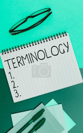 Foto de Texto manuscrito Terminología, Concepto significado Términos utilizados con particular aplicación técnica en los estudios - Imagen libre de derechos
