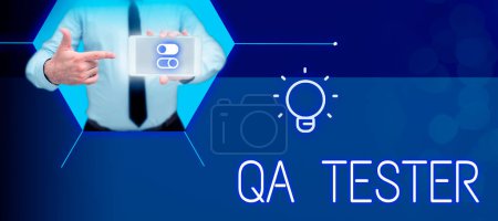 Téléchargez les photos : Écriture de texte Qa Tester, Business overview Assurance qualité d'un projet en cours avant sa mise en œuvre - en image libre de droit