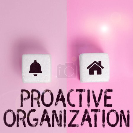 Foto de Signo de texto que muestra la organización proactiva, la acción del concepto de negocio y el comportamiento orientado a los resultados de una empresa - Imagen libre de derechos