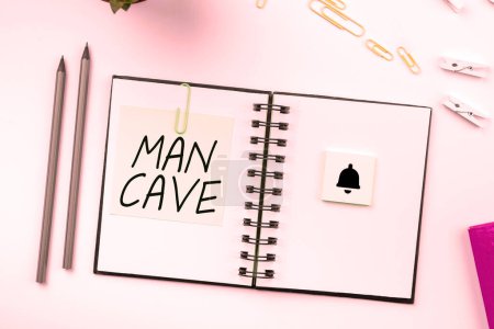 Foto de Texto que presenta Man Cave, Internet Concept una habitación, espacio o área de una vivienda reservada para una persona masculina - Imagen libre de derechos