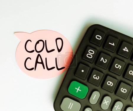 Téléchargez les photos : Texte manuscrit Cold Call, Business idea Appel non sollicité effectué par une personne essayant de vendre des biens ou des services - en image libre de droit