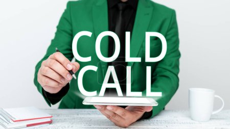 Foto de Señal que muestra Cold Call, Concepto que significa Llamada no solicitada hecha por alguien que intenta vender bienes o servicios - Imagen libre de derechos