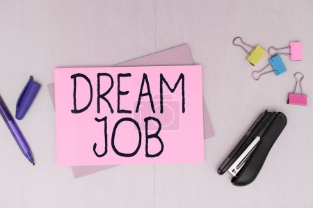 Foto de Escribir mostrando texto Dream Job, Idea de negocio Un acto que se paga con el salario y que le da felicidad - Imagen libre de derechos