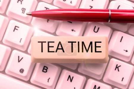 Foto de Texto título presentando Tea Time, Negocios escaparate de la hora en la tarde cuando algunas personas comen una pequeña comida - Imagen libre de derechos