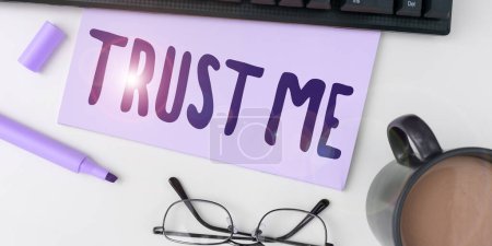 Téléchargez les photos : Légende textuelle présentant Trust Me, Business showcase Believe Ayez confiance en autrui Offrez de l'aide - en image libre de droit