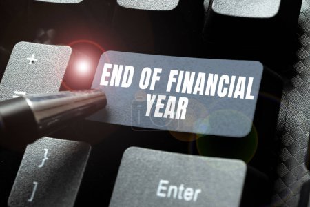 Téléchargez les photos : Conceptual caption End Of Financial Year, Conceptual photo Revise and edit accounting sheets from previous year - en image libre de droit