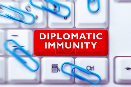 Téléchargez les photos : Signe affichant l'immunité diplomatique, concept signifiant loi qui accorde aux diplomates étrangers des droits spéciaux dans le pays où ils travaillent - en image libre de droit