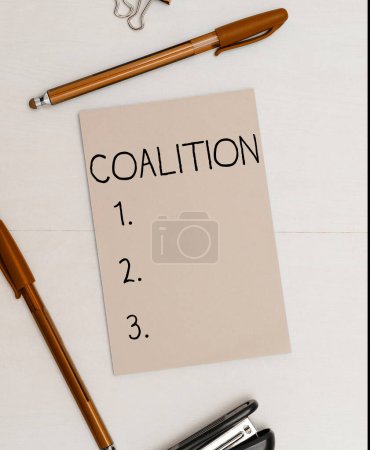 Téléchargez les photos : Affichage conceptuel Coalition, Parole écrite sur une alliance temporaire de partis, de personnes ou d'États distincts pour une action commune - en image libre de droit