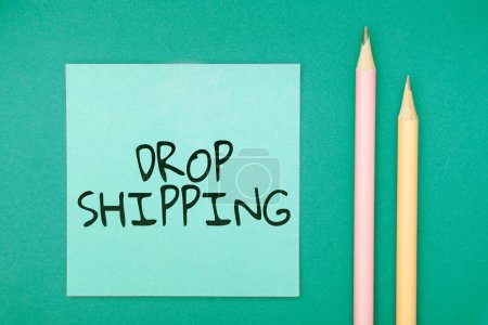 Téléchargez les photos : Légende conceptuelle Drop Shipping, Internet Concept pour envoyer des marchandises d'un fabricant directement à un client plutôt qu'au détaillant - en image libre de droit