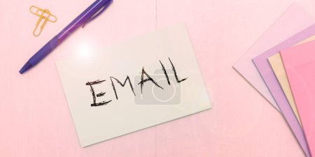 Téléchargez les photos : Texte manuscrit Email, Business idea Envoyer un message commercial à un groupe de personnes utilisant le courrier - en image libre de droit