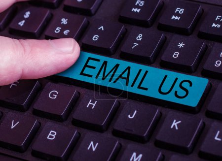 Téléchargez les photos : Texte manuscrit Email Us, Business overview Envoyer un message commercial à un groupe de personnes utilisant le courrier électronique - en image libre de droit
