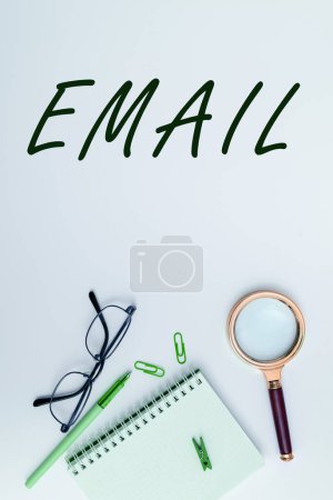 Téléchargez les photos : Texte montrant Email, Internet Concept Envoyer un message commercial à un groupe de personnes utilisant le courrier - en image libre de droit