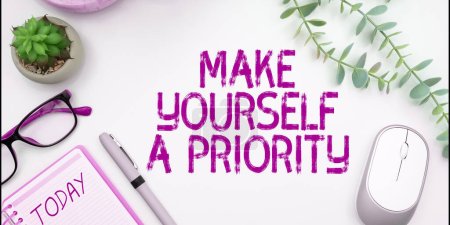 Signe d'écriture à la main Faites-vous une priorité, Parole écrite sur Pensez dans votre propre bon premier développement personnel