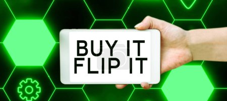 Téléchargez les photos : Inspiration montrant signe Buy It Flip It, vitrine d'affaires Acheter quelque chose les réparer puis les vendre pour plus de profit - en image libre de droit