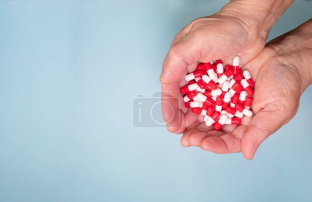 Téléchargez les photos : Senior woman taking pills, closeup. - en image libre de droit