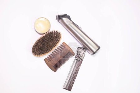 Téléchargez les photos : Different combs, brushes and other tools for grooming a beard. Close up view. - en image libre de droit