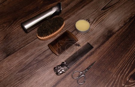 Téléchargez les photos : Different combs, brushes and other tools for grooming a beard. Close up view. - en image libre de droit
