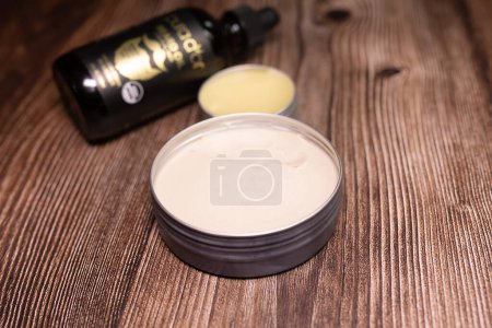 Téléchargez les photos : Close-up view of cosmetic products on wooden background - en image libre de droit