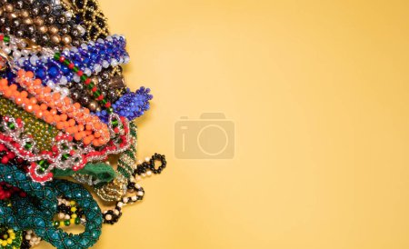 Téléchargez les photos : Perles, bijoux, colliers de perles sur fond jaune - en image libre de droit