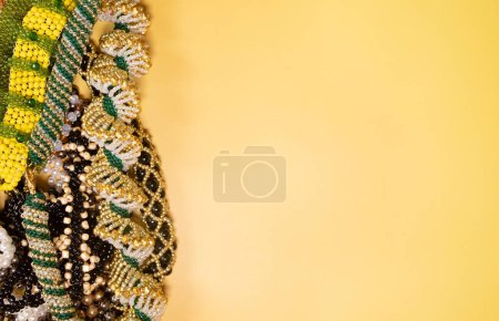 Foto de Abalorios, Joyas, collares de cuentas sobre fondo amarillo - Imagen libre de derechos