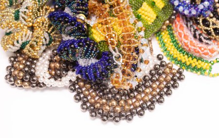Téléchargez les photos : Perles, bijoux, colliers de perles sur fond blanc - en image libre de droit