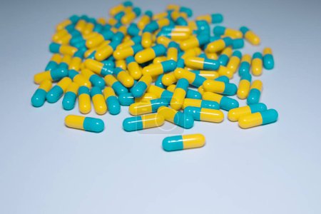 Téléchargez les photos : Assorted pharmaceutical medicine pills, tablets and capsules on blue background. Medicine concept. - en image libre de droit