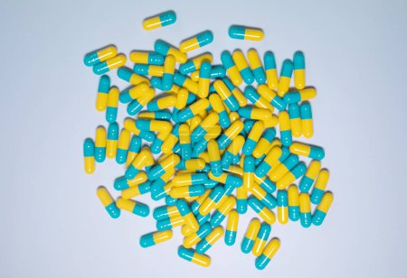 Téléchargez les photos : Pilules, comprimés et capsules de médicaments pharmaceutiques assortis sur fond bleu. Concept de médecine. - en image libre de droit