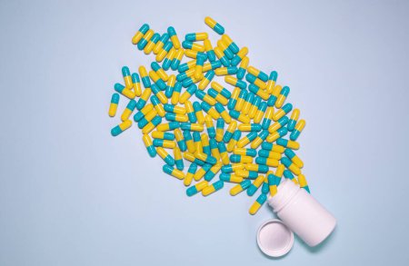 Téléchargez les photos : Assorted pharmaceutical medicine pills, tablets and capsules on blue background. Medicine concept. - en image libre de droit