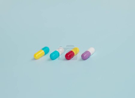Foto de Pastillas, tabletas y cápsulas de medicamentos farmacéuticos sobre fondo azul. Concepto de medicina. - Imagen libre de derechos