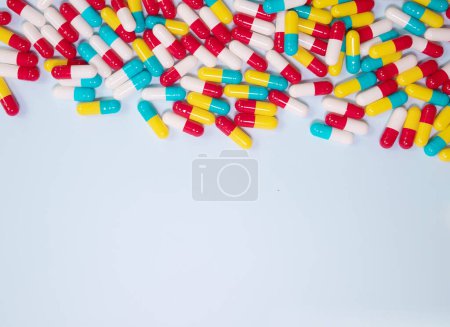 Foto de Pastillas, tabletas y cápsulas de medicamentos farmacéuticos sobre fondo azul. Concepto de medicina. - Imagen libre de derechos