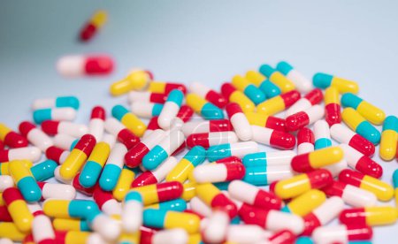 Téléchargez les photos : Pilules de médecine pharmaceutique, comprimés et capsules sur fond bleu. Concept de médecine. - en image libre de droit