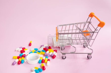 Téléchargez les photos : Shopping cart with pills and tablets on light background - en image libre de droit