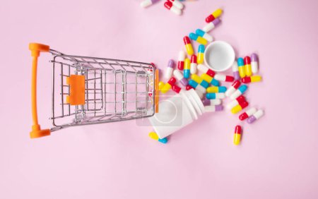 Foto de Shopping cart with pills and tablets on light background - Imagen libre de derechos