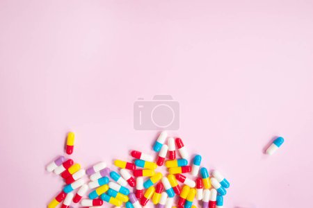 Téléchargez les photos : Pharmaceutical medicine pills, tablets and capsules on pink background. Medicine concept. - en image libre de droit