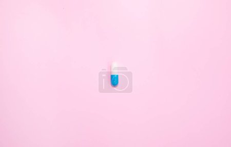 Téléchargez les photos : Top view of medical capsule on pink background. - en image libre de droit
