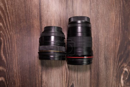 Téléchargez les photos : Collection de lentille de caméra bien organisée sur fond en bois - en image libre de droit