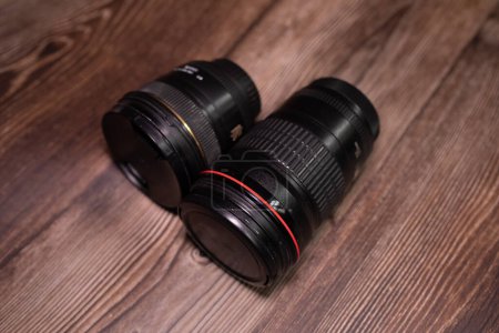 Téléchargez les photos : Collection de lentille de caméra bien organisée sur fond en bois - en image libre de droit