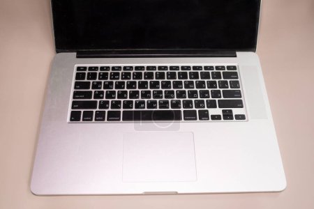 Téléchargez les photos : Gros plan sur le clavier moderne pour ordinateur portable - en image libre de droit