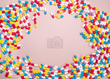 Téléchargez les photos : Pilules sur fond beige. Médicaments et pilules sur ordonnance fond - en image libre de droit