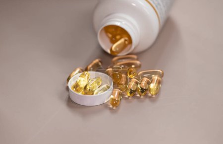 Foto de Oil filled capsules of food supplements: fish oil, omega 3, omega 6, omega 9, vitamin A, vitamin D3, vitamin E, borage oil. - Imagen libre de derechos
