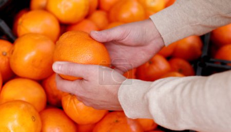 Téléchargez les photos : Shopping, nourriture, vente, consumérisme et les gens concept homme achat d'oranges à l'épicerie ou un supermarché. - en image libre de droit