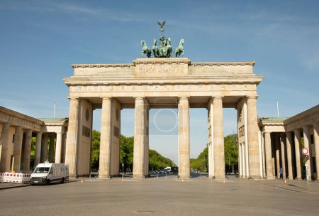 Téléchargez les photos : Vue sur Brandenburger Tor (Porte de Brandebourg), célèbre monument à Berlin Allemagne. - en image libre de droit