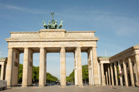 Foto de Brandenburger Tor (Puerta de Brandenburgo) vista, famoso hito en Berlín Alemania. - Imagen libre de derechos