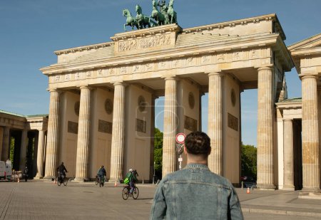 Foto de Turismo visitando la Puerta de Brandenburgo en Berlín, Alemania - Imagen libre de derechos