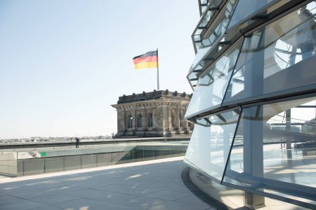 Foto de Berlín, Alemania - Mayo 2023: Reichstag dome exterior. Vista de la cúpula del edificio del Reichstag, sede del Parlamento alemán, Deutscher Bundestag. - Imagen libre de derechos